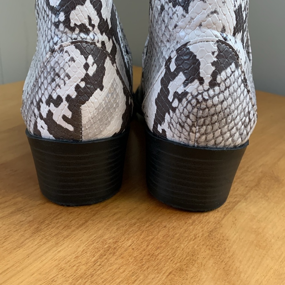 Intaglia Adelyn snake ankle booties women’s size 7 black white Faux snake EUC - Picture 3 of 7